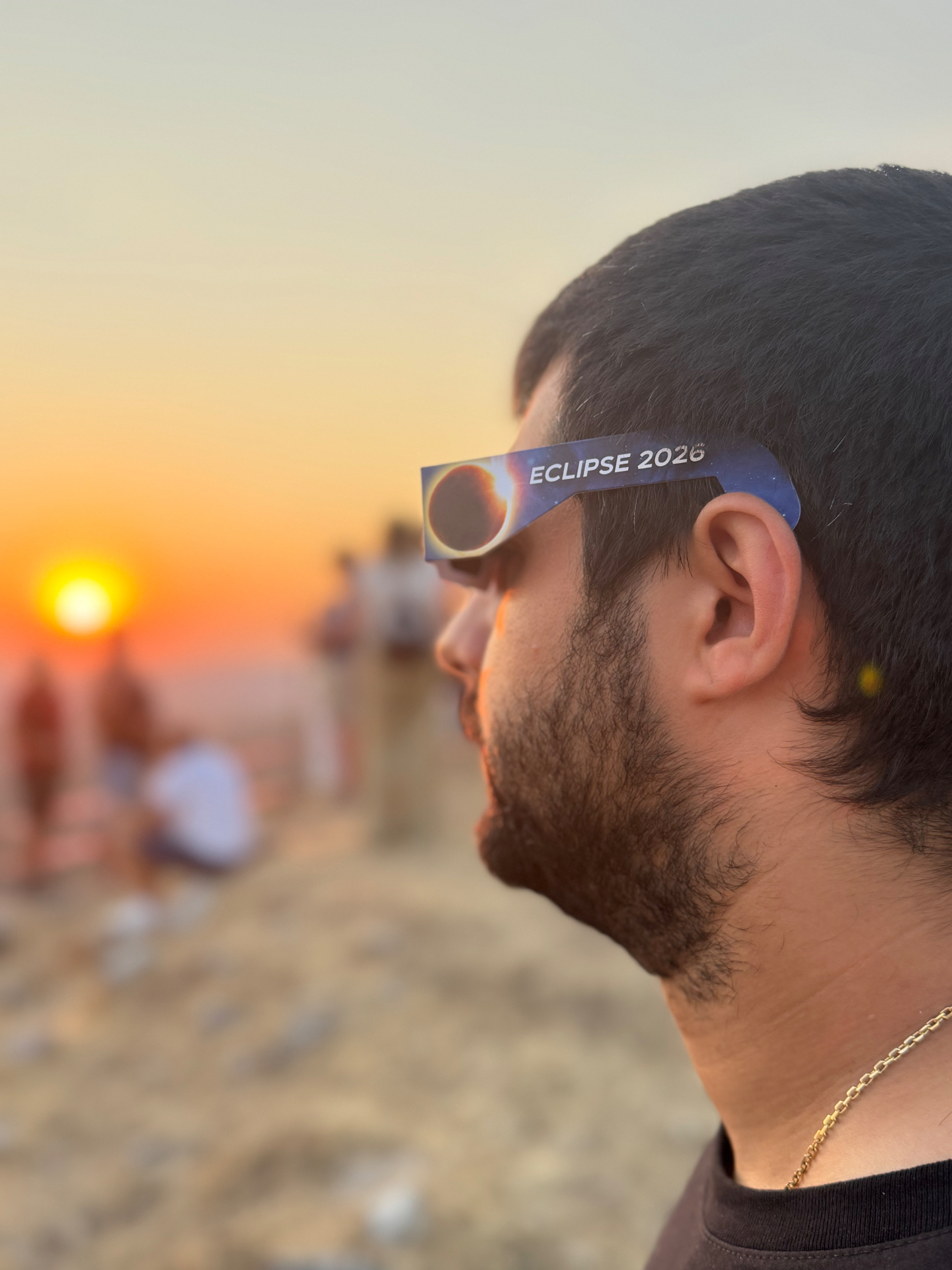 Asistente con gafas homologadas Eclipse 2026 durante la observación