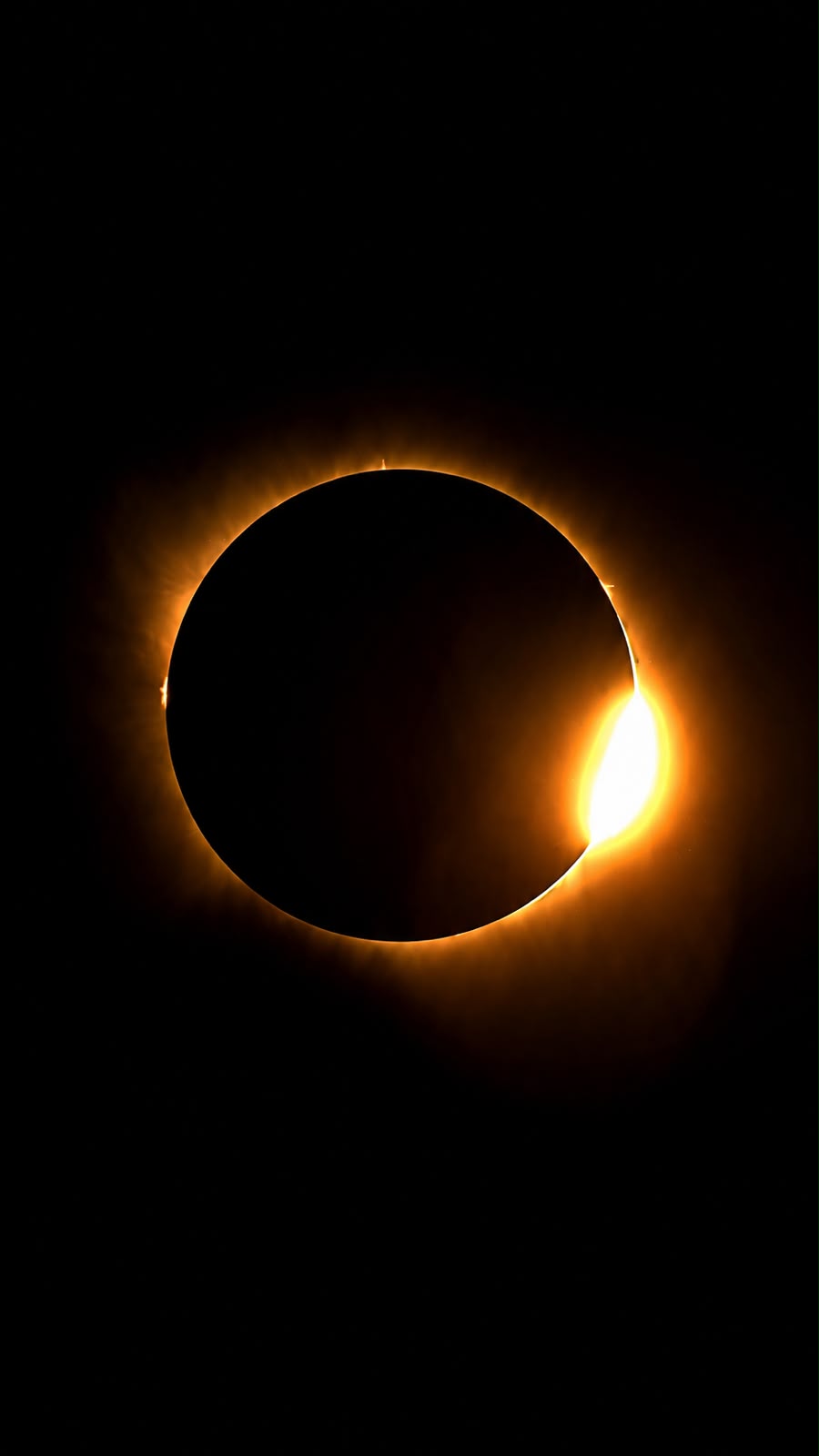 Anillo de diamante del eclipse total del 12 de agosto en Muriel Viejo