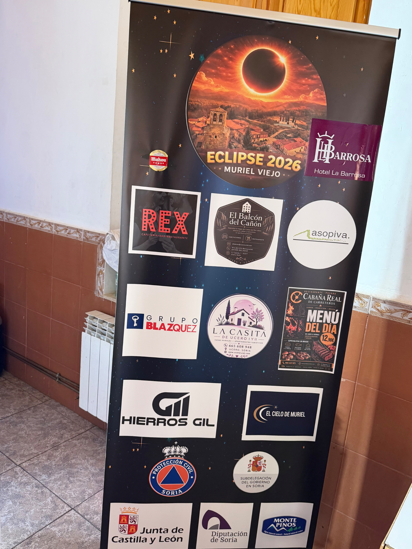 Lona con los colaboradores del Eclipse 2026 Muriel Viejo