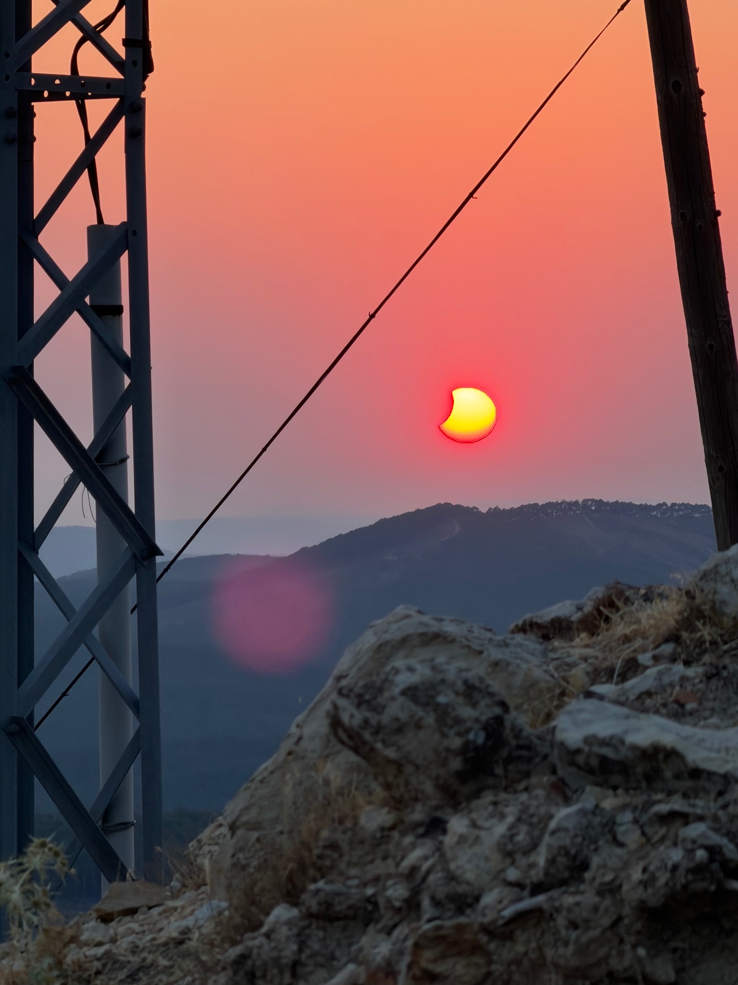 Eclipse parcial sobre las sierras de Soria al atardecer