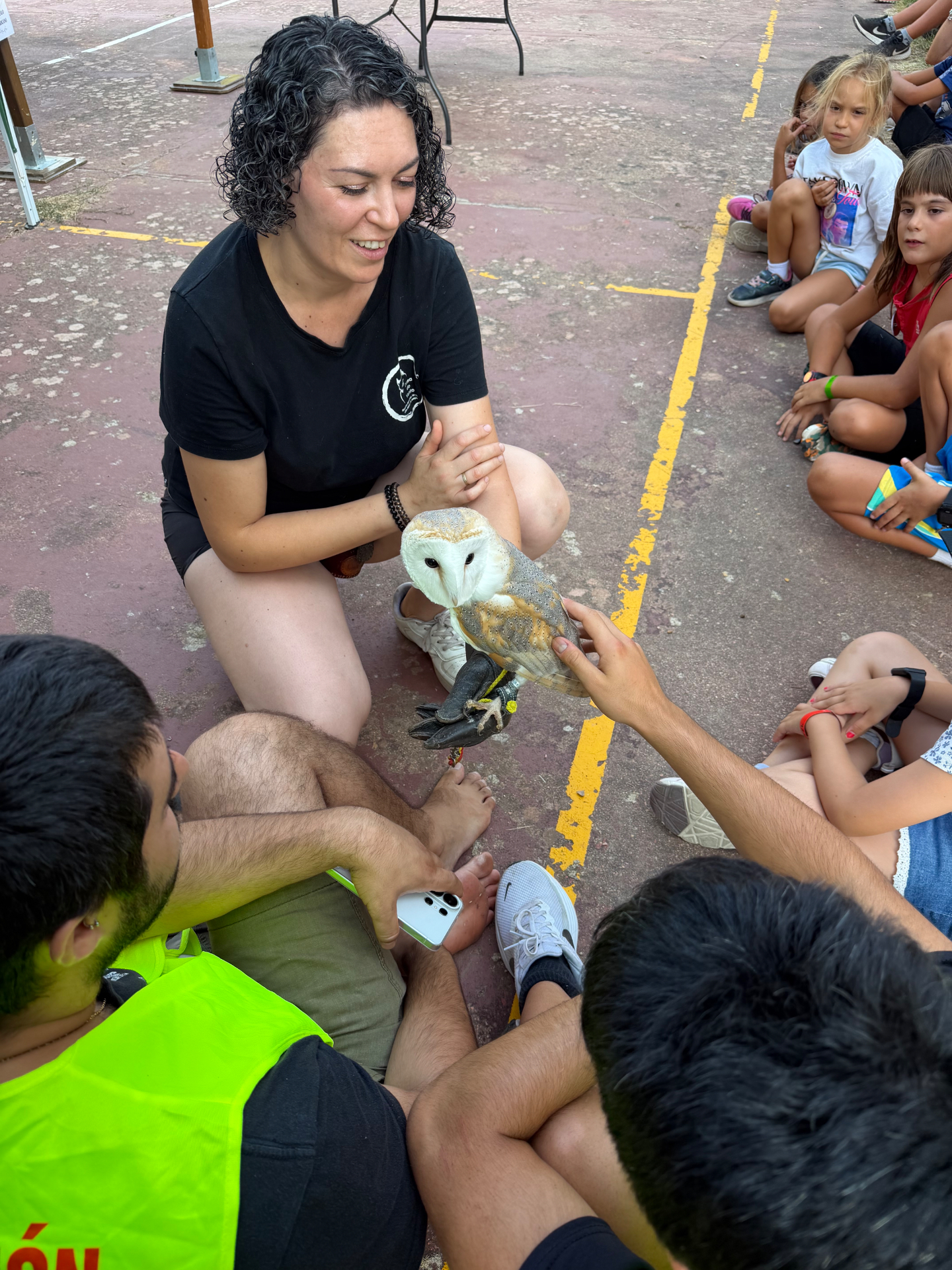Niños y familias en el taller de aves rapaces de Muriel Viejo